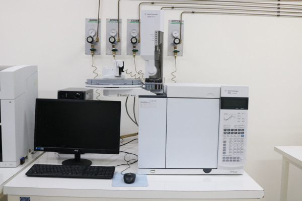 Cromatógrafo a gás equipado com detectores FID e TCD da Agilent
